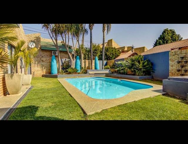 6 BEDROOM HOUSE FOR SALE IN GLEN MARAIS
